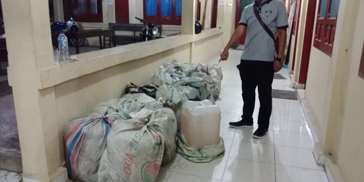 Polisi Gagalkan Penyeludupan Minyak di Pelabuhan Polisi Gagalkan Penyeludupan Minyak di Pelabuhan