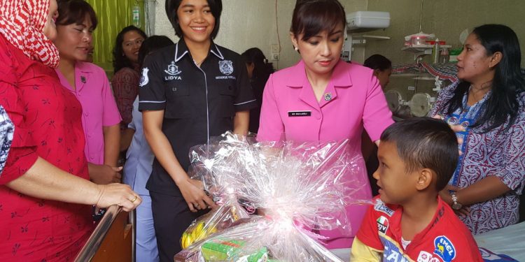 Namboru Bocah Piatu Bermarga Panjaitan itu Ditetapkan Tersangka dan Ditahan. Istri Kapolres Tobasa Besuk Korban di Rumah Sakit Namboru Bocah Piatu Bermarga Panjaitan itu Ditetapkan Tersangka dan Ditahan. Istri Kapolres Tobasa Besuk Korban di Rumah Sakit