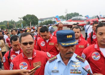 7 Pesawat Wong Bee Atraksi Full Manuver di Langit Lanud Soewondo