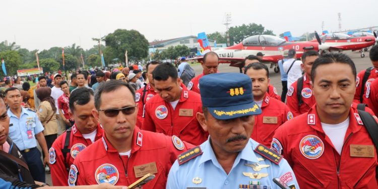 7 Pesawat Wong Bee Atraksi Full Manuver di Langit Lanud Soewondo
