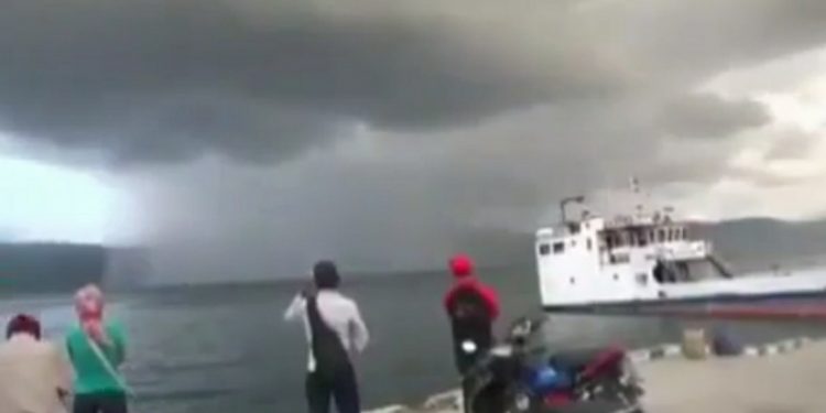 Wow! Ada Fenomena Unik di Danau Toba, Videonya Hebohkan Netizen Wow! Ada Fenomena Unik di Danau Toba, Videonya Hebohkan Netizen