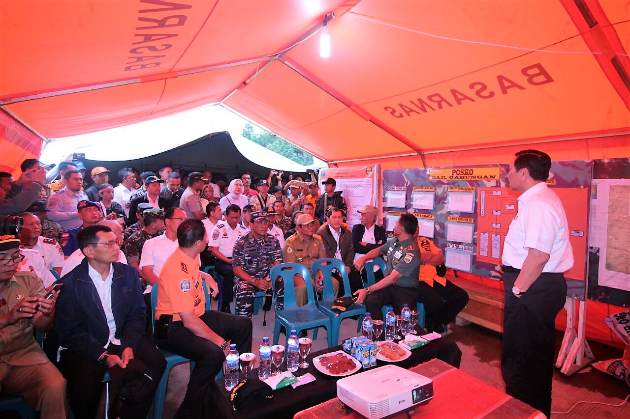 Di Depan Keluarga Korban KM Sinar Bangun, Luhut Panjaitan Adu Mulut Dengan Ratna Sarumpaet Di Depan Keluarga Korban KM Sinar Bangun, Luhut Panjaitan Adu Mulut Dengan Ratna Sarumpaet