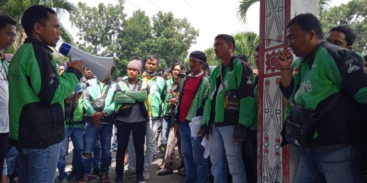 Pasca Kenaikan Tarif Ongkos, Driver Ojol Siantar Gelar Aksi Unjuk Rasa ke Kantor DPRD Pasca Kenaikan Tarif Ongkos, Driver Ojol Siantar Gelar Aksi Unjuk Rasa ke Kantor DPRD