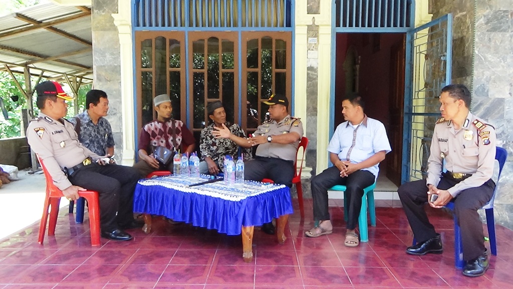 Tak Hanya Berdiam di Mako, Kapolres Ini Blusukan ke Tengah Warga Tak Hanya Berdiam di Mako, Kapolres Ini Blusukan ke Tengah Warga