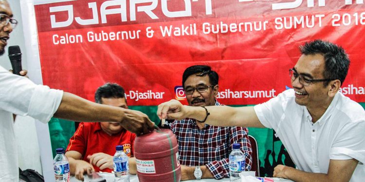 Relawan Kumpulkan Celengan Rakyat Untuk Djarot-Sihar Relawan Kumpulkan Celengan Rakyat Untuk Djarot-Sihar