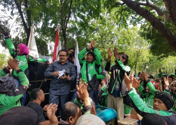 Ratusan Driver Ojek Online Berdemo di DPRD Sumatera Utara
