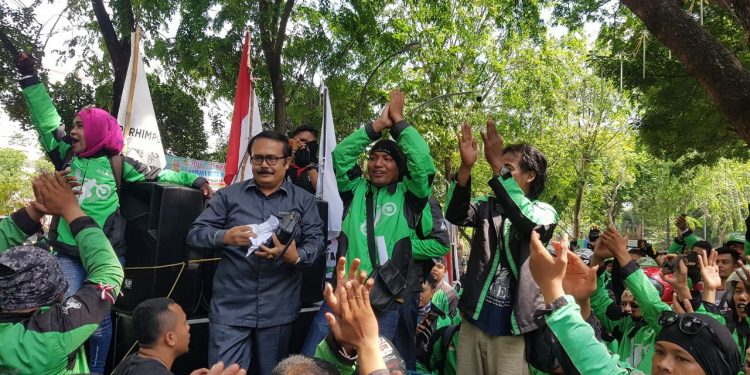 Ratusan Driver Ojek Online Berdemo di DPRD Sumatera Utara