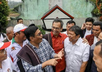 Djoss Jiarah ke Makam Leluhur Nairasaon di Sibisa