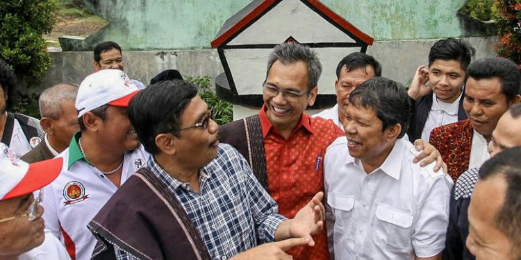 Djoss Jiarah ke Makam Leluhur Nairasaon di Sibisa