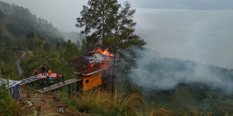 Heboh! Rumah Pohon Terbakar di Simarjarunjung, Danau Toba Heboh! Rumah Pohon Terbakar di Simarjarunjung, Danau Toba