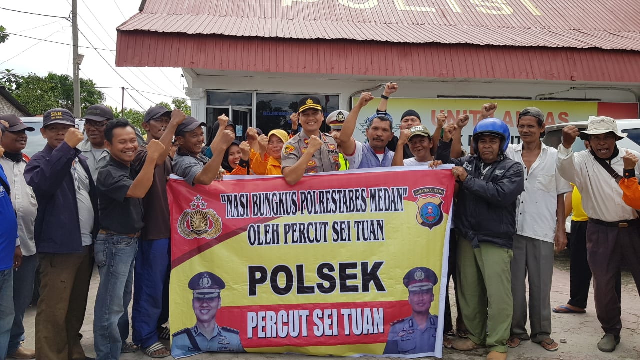 Polsek Percut Sei Tuan Bagikan 150 Nasi Bungkus kepada Warga Polsek Percut Sei Tuan Bagikan 150 Nasi Bungkus kepada Warga