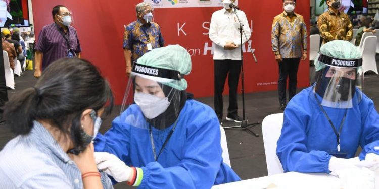 Presiden Jokowi Tinjau Langsung, Vaksinasi Covid-19 Terhadap Wartawan Presiden Jokowi Tinjau Langsung, Vaksinasi Covid-19 Terhadap Wartawan