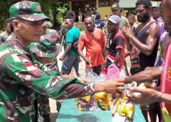 Kala Cakti Band Yonif 126 Mengibur Warga dan Bagikan Bingkisan di Papua