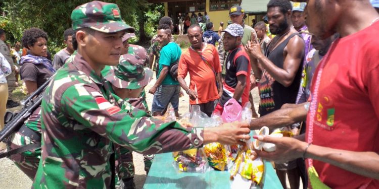 Kala Cakti Band Yonif 126 Mengibur Warga dan Bagikan Bingkisan di Papua Kala Cakti Band Yonif 126 Mengibur Warga dan Bagikan Bingkisan di Papua