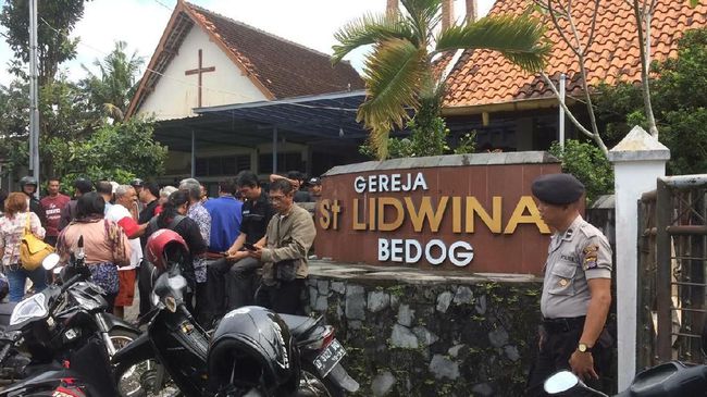 Menyedihkan! Pria Berpedang Serang Gereja Lidwina Sleman. Ini Videonya.. Menyedihkan! Pria Berpedang Serang Gereja Lidwina Sleman. Ini Videonya..