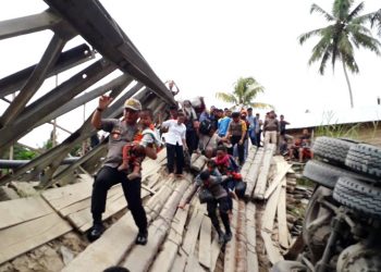 Jembatan Gido Penghubung Nias-Nias Selatan Ambruk, Kapolres Bantu Warga Melintas