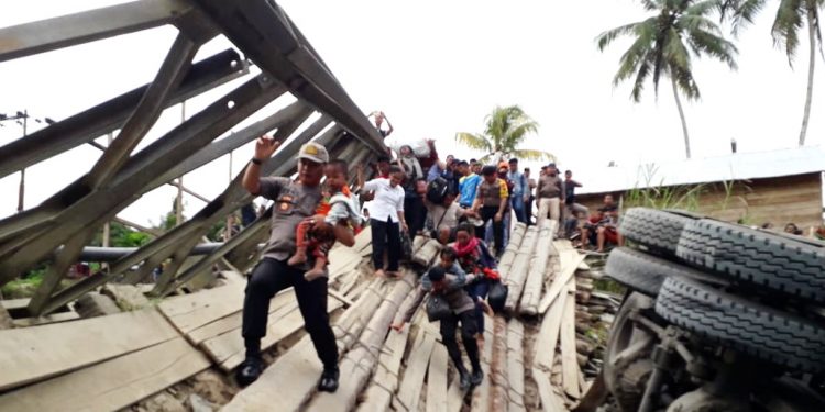 Jembatan Gido Penghubung Nias-Nias Selatan Ambruk, Kapolres Bantu Warga Melintas