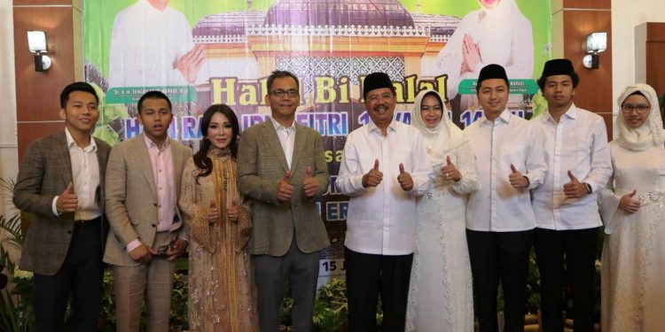 Tiba di Rumah Dinas Gubernur, Sihar Disambut Tengku Erry dengan Senyum Tiba di Rumah Dinas Gubernur, Sihar Disambut Tengku Erry dengan Senyum