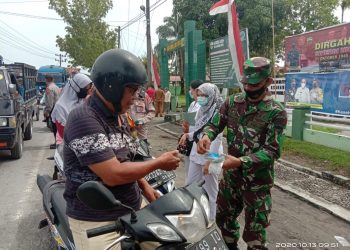 Personel Kodim 0208/Asahan Melalui Koramil 08/Pulau Buaya Berikan Himbauan Dan Bagikan Masker Kepada Masyarakat