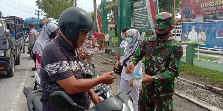Personel Kodim 0208/Asahan Melalui Koramil 08/Pulau Buaya Berikan Himbauan Dan Bagikan Masker Kepada Masyarakat Personel Kodim 0208/Asahan Melalui Koramil 08/Pulau Buaya Berikan Himbauan Dan Bagikan Masker Kepada Masyarakat