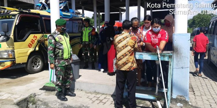 Personel Kodim 0207/Simalungun Kawal Protokol Kesehatan di Terminal Tanjung Pinggir Pematang Siantar Personel Kodim 0207/Simalungun Kawal Protokol Kesehatan di Terminal Tanjung Pinggir Pematang Siantar