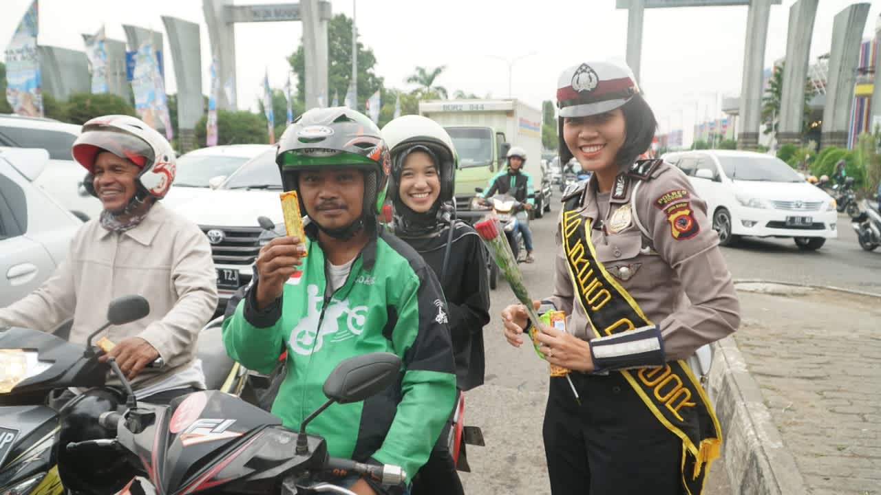 HUT Polantas ke 63, Polwan Cantik di Bogor Bagikan Coklat dan Bunga