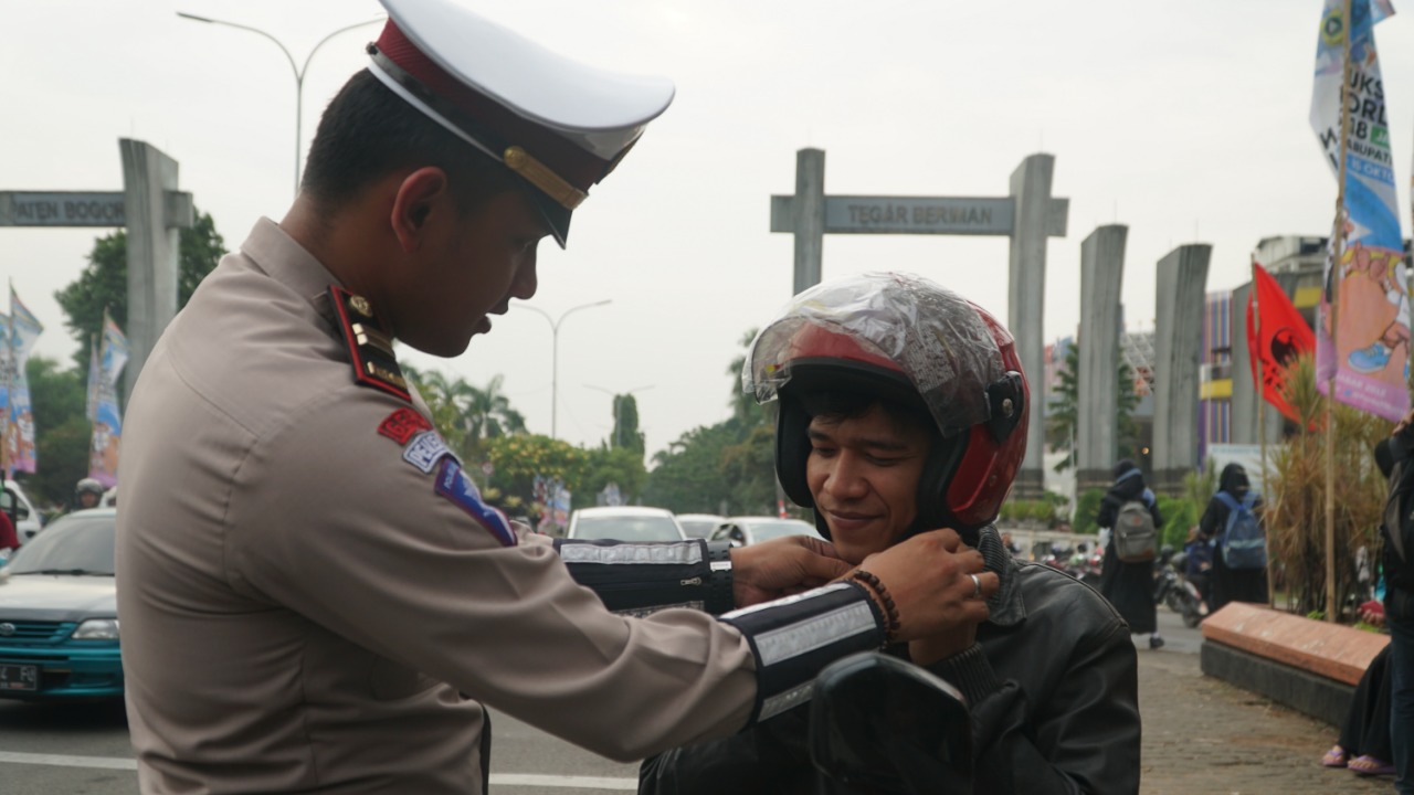 HUT Polantas ke 63, Polwan Cantik di Bogor Bagikan Coklat dan Bunga