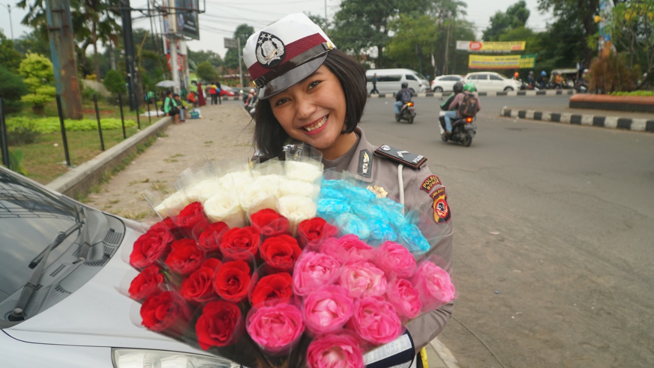 HUT Polantas ke 63, Polwan Cantik di Bogor Bagikan Coklat dan Bunga