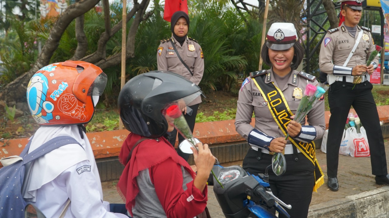 HUT Polantas ke 63, Polwan Cantik di Bogor Bagikan Coklat dan Bunga