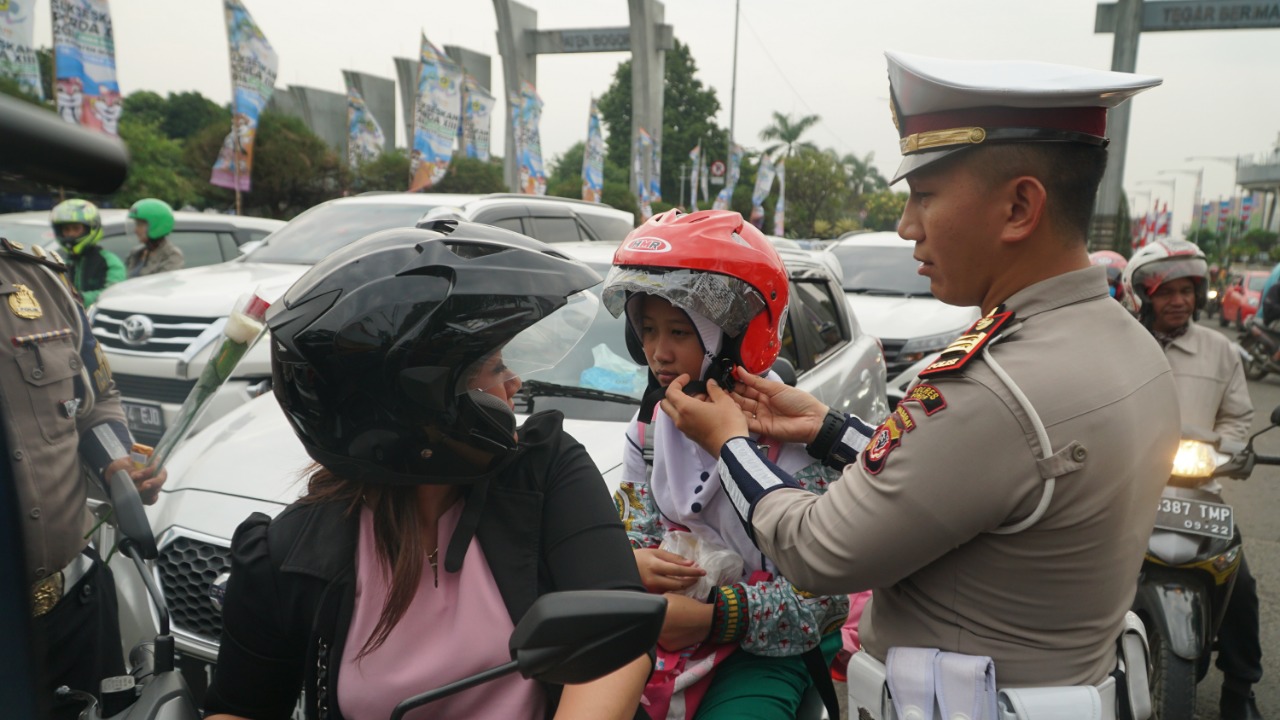 HUT Polantas ke 63, Polwan Cantik di Bogor Bagikan Coklat dan Bunga