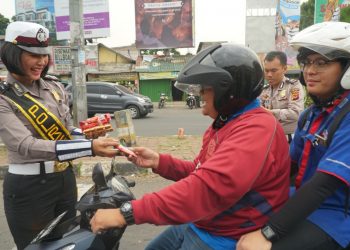 HUT Polantas ke 63, Polwan Cantik di Bogor Bagikan Coklat dan Bunga