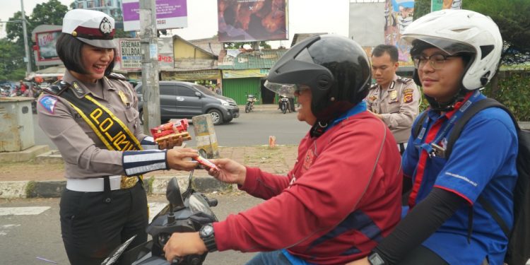 HUT Polantas ke 63, Polwan Cantik di Bogor Bagikan Coklat dan Bunga