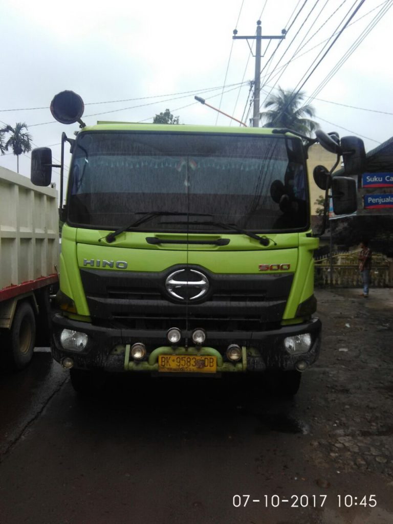 Wow! Digilas Truk, Anggota Polda Sumut ini Selamat dari Maut Wow! Digilas Truk, Anggota Polda Sumut ini Selamat dari Maut