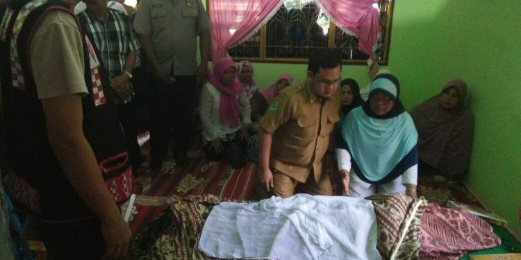 Seorang Wanita Paruh Baya Ditemukan Tewas, Selendang Coklat Jadi Saksi Bisu Seorang Wanita Paruh Baya Ditemukan Tewas, Selendang Coklat Jadi Saksi Bisu
