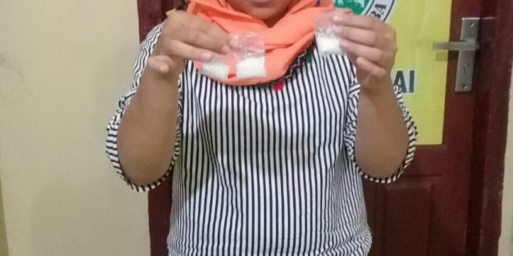 Alamak! Besuk Suami di Lapas Sambil Bawa Anak, Wanita ini Selipkan Sabu di Kain Gendongan Alamak! Besuk Suami di Lapas Sambil Bawa Anak, Wanita ini Selipkan Sabu di Kain Gendongan