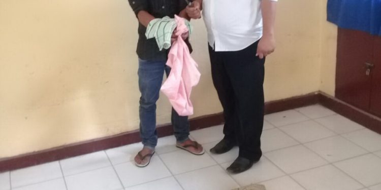 Pria ini Diringkus Polisi Usai Cabuli Seorang Nenek yang Masih Tetangganya... Pria ini Diringkus Polisi Usai Cabuli Seorang Nenek yang Masih Tetangganya...