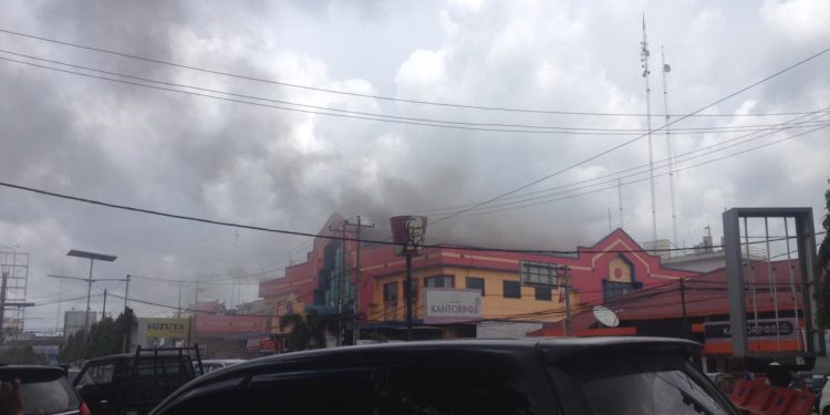 Tabung Gas Meledak, Karyawan KFC Terbakar... Tabung Gas Meledak, Karyawan KFC Terbakar...