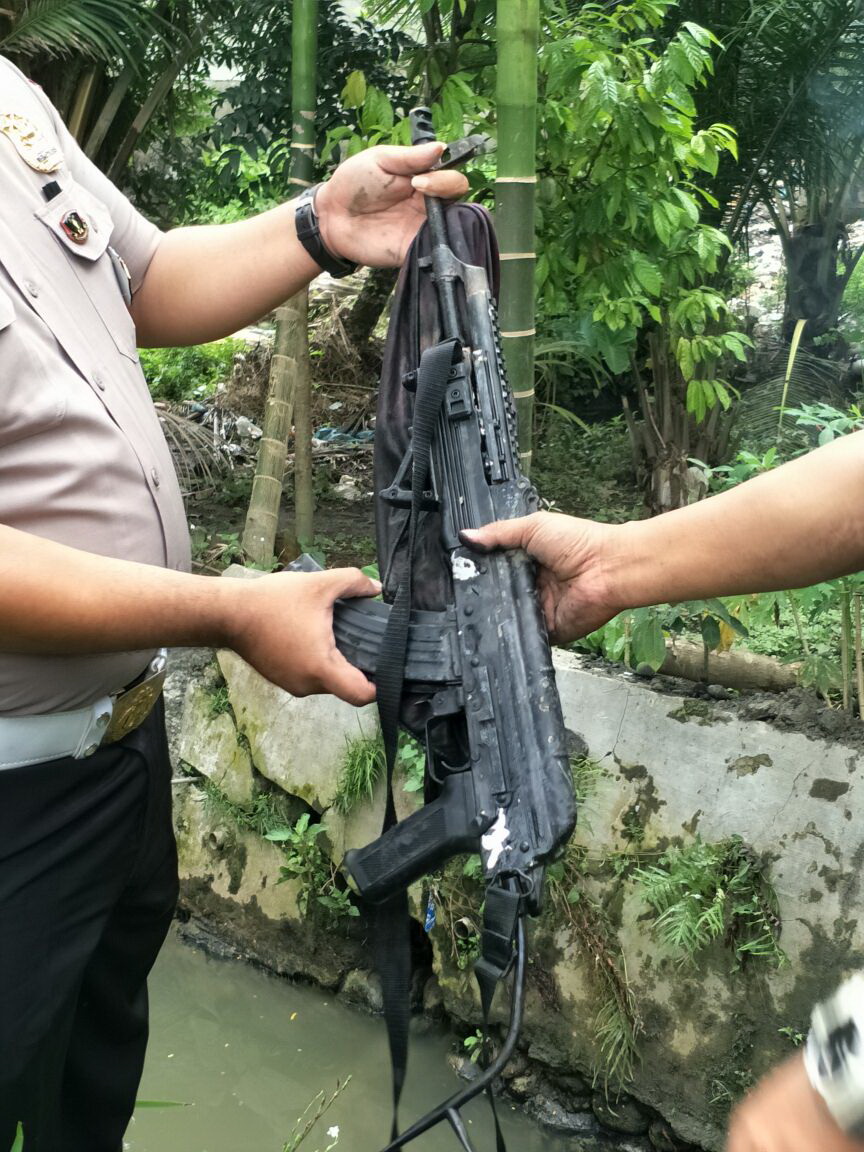 Bersihkan Parit Warga Temukan Hal Mengejutkan...