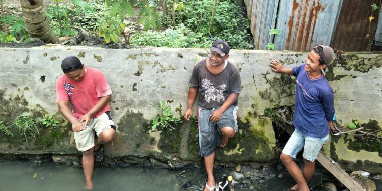 Bersihkan Parit Warga Temukan Hal Mengejutkan...