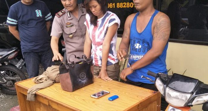 Wow, Terlibat dalam Komplotan Rampok Wanita Ini Dicyduk. Seorang Pria Partnernya Ditembak Polisi... Wow, Terlibat dalam Komplotan Rampok Wanita Ini Dicyduk. Seorang Pria Partnernya Ditembak Polisi...