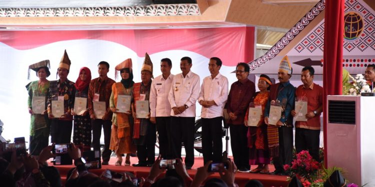 Presiden Jokowi Serahkan 7000 Sertifikat Tanah Dalam Kunjunganya di Siantar Presiden Jokowi Serahkan 7000 Sertifikat Tanah Dalam Kunjunganya di Siantar