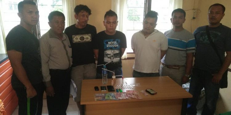Asyik Nyabu Tiga Pria Ini Digaruk Polisi. Bandarnya Belum Tercium...