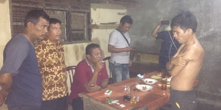 Kapolres Grebek Rumah di Simalungun. Tiga Pria Diangkut... Kapolres Grebek Rumah di Simalungun. Tiga Pria Diangkut...