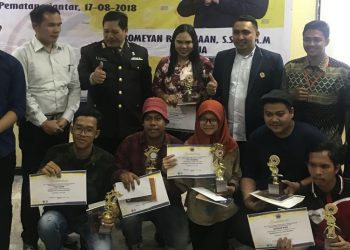 Romeyan Siahaan Serahkan Hadiah Pemenang Lomba Cipta Puisi