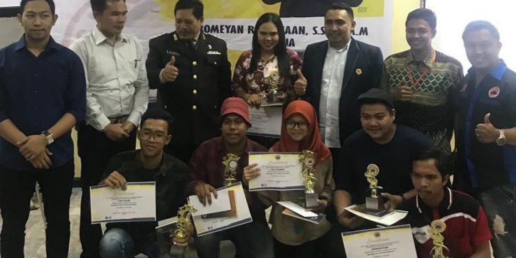 Romeyan Siahaan Serahkan Hadiah Pemenang Lomba Cipta Puisi