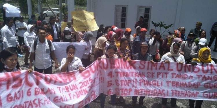 Puluhan Guru PTT Simalungun Tolak Pengurangan Gaji 50 Persen Puluhan Guru PTT Simalungun Tolak Pengurangan Gaji 50 Persen