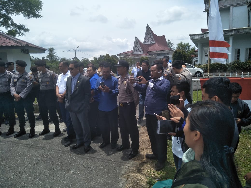 Puluhan Guru PTT Simalungun Tolak Pengurangan Gaji 50 Persen
