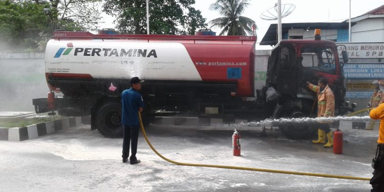 Truk Tangki Pertamina Terbakar di SPBU Melanthon Siregar