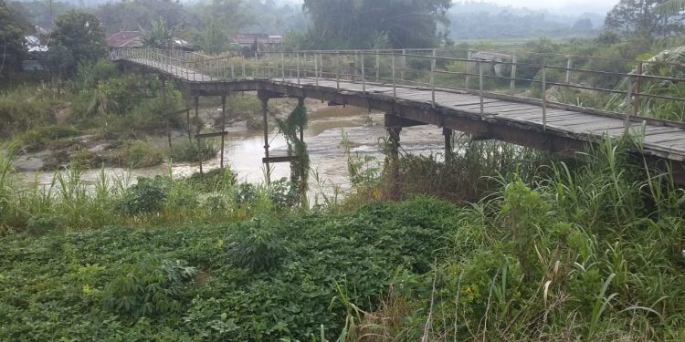 Jembatan Tua Desa Hutauruk Hasundutan Terancam Putus