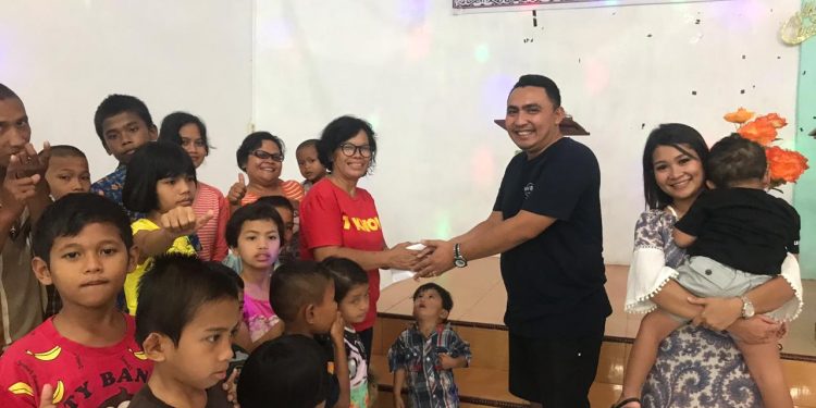 Rayakan Ultah Pernikahan ke-8, Romeyan Siahaan & Ariesa Sinaga Berbagi Kebahagiaan